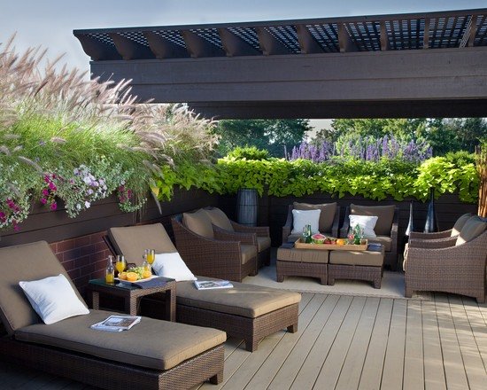 terrass designidé solstolar loungemöbler rottingtak integritetsskydd växter