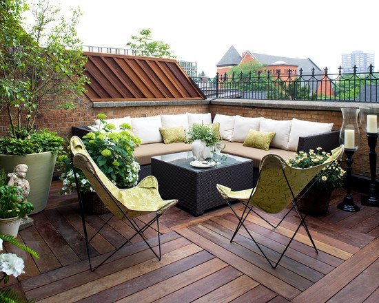 takterrass trägolv loungemöbler set gröna vita växter