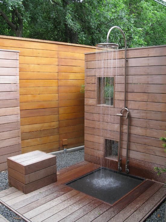 utomhus dusch terrass idé trä plankor staket grus