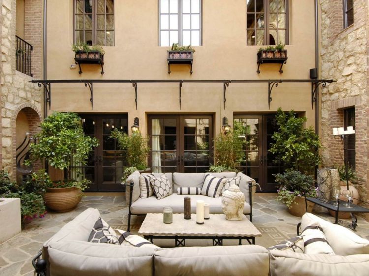 idéer terrasser italiensk stil metallmöbler sten fasad