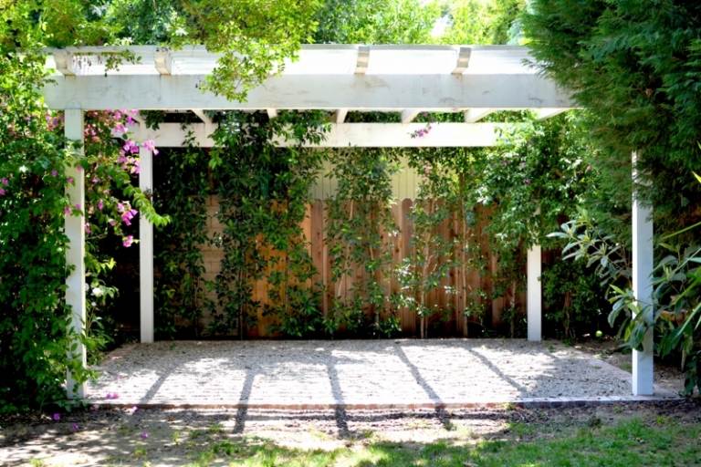 terrass sekretess skärm med växter pergola vita klättring glans rosor romantisk