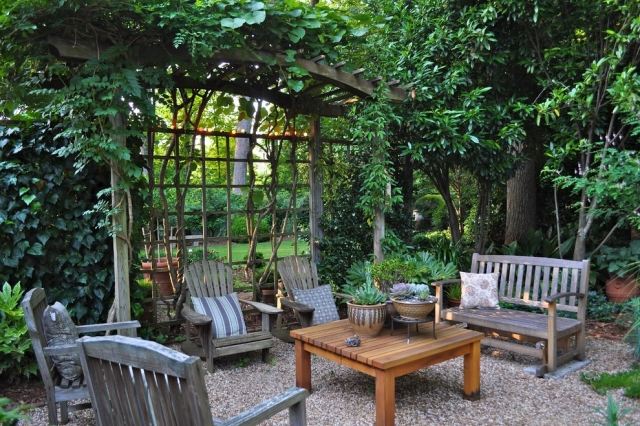 Terrass grus-rustik fåtölj pergola träklättringsväxter-sekretessskärm