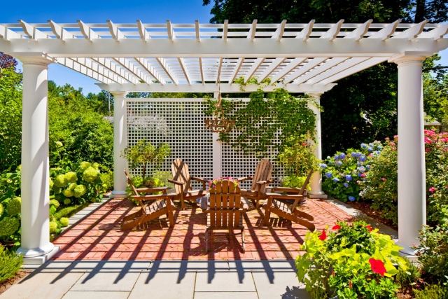terrass design sittgrupp trä pergola solskydd klätterväxter