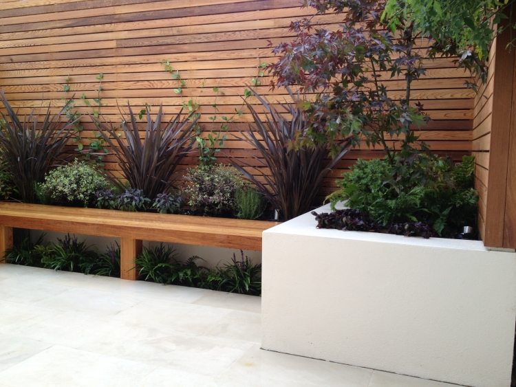 Terrass-integritet staket-ved-höjda sängar-plantering