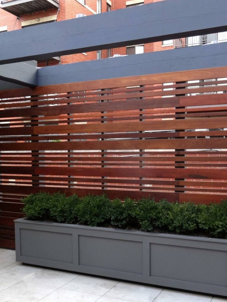 terrass sekretess skärm modern stil trä remsor blomlåda vintergrön stål balk