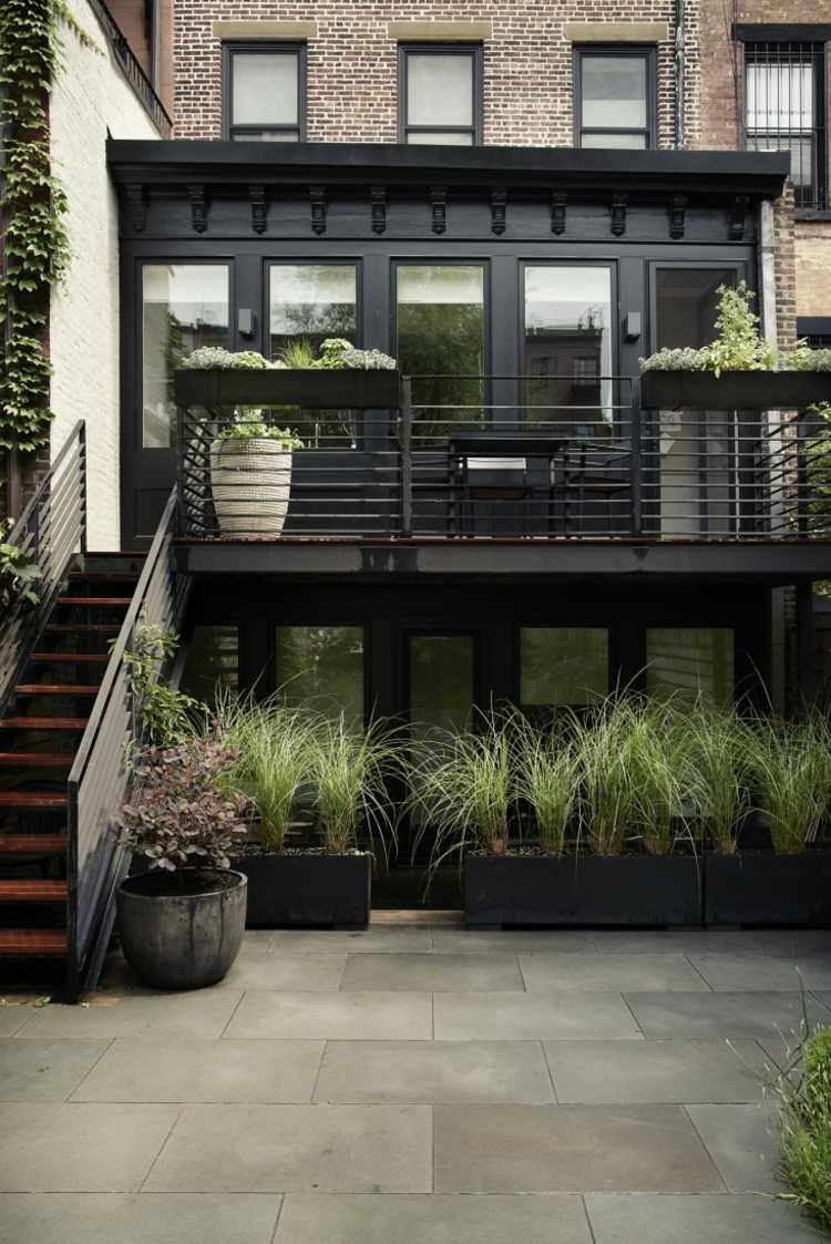 terrass och trädgård design brooklyn-hus-design-balkong-blomlådor-graeser
