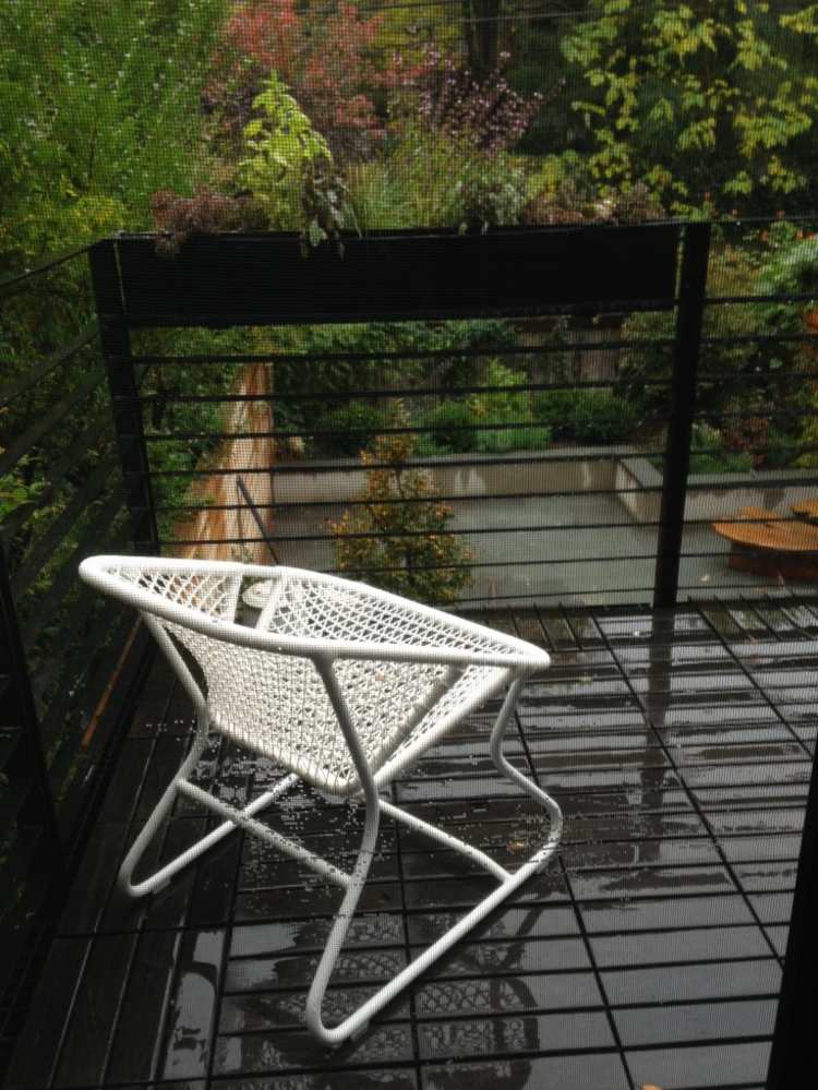 terrass-trädgård design-balkong-idé-vit-stol-tråd-optik-räcke-metall