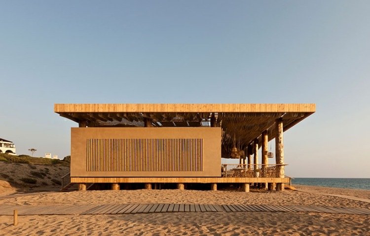 Terrass tak av trä -skugga-strand-hav-sand-hus-moderna