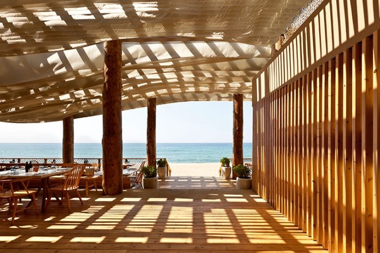 Terrass tak av trä -skugga-strand-restaurang-sittplatser-lamellvägg