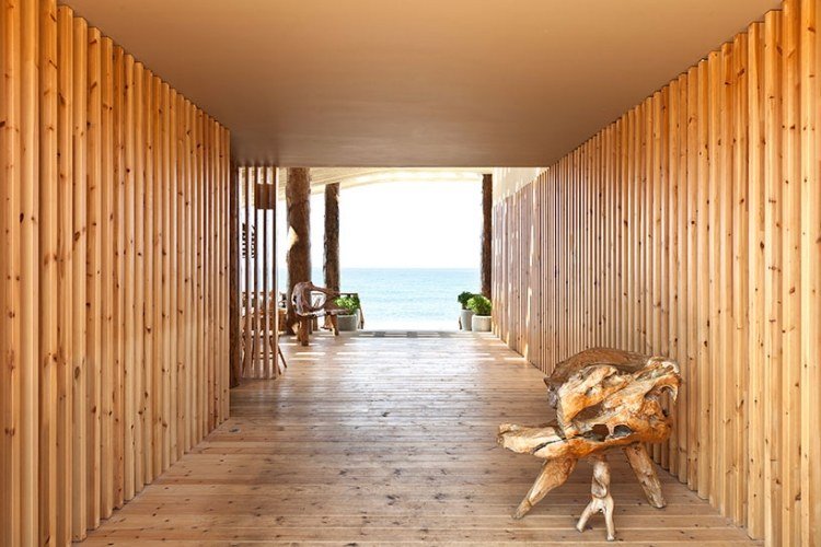 Terrass tak-trä-skuggning-strand-lamell-vägg-trä-golv-stol-ekologisk