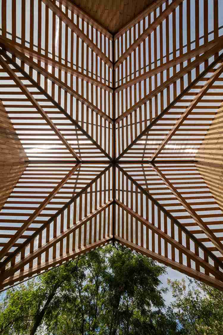 Terrass tak av trä och stål, regnskydd polykarbonat