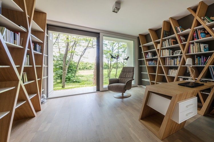 bibliotek design unika trä bokhyllor liten uteplats