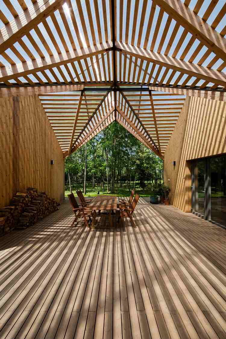 Terrass tak av trä och polykarbonat samspel mellan ljus och skugga