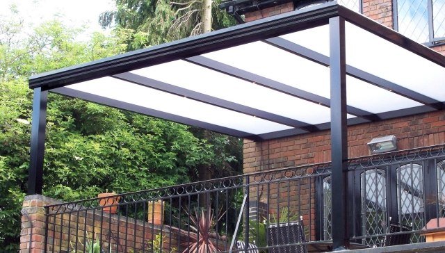 terrass takläggning prexiglas aluminium svart metall räcke tegel fasad