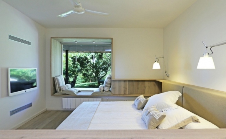 Uteplats-baldakin-design-korg-sovrum-fönster-säte-nattlampa-fläkt