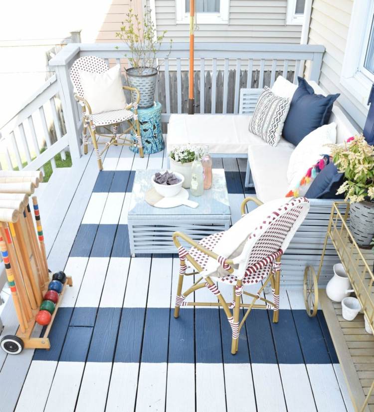 terrassgolv med färgdesignränder som målar blåvitt
