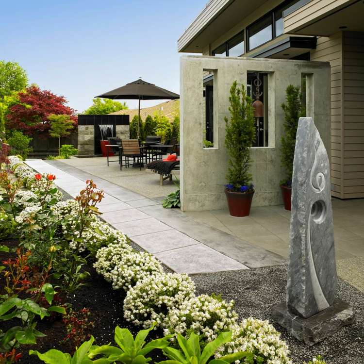 Terrassdesign 2015 gatsten sten skulpturer trädgård blommor