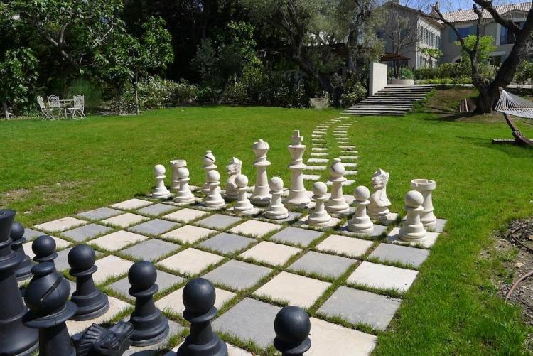 Idéer för terrassdesignbilder-schack-sten-plattor-gräsmatta