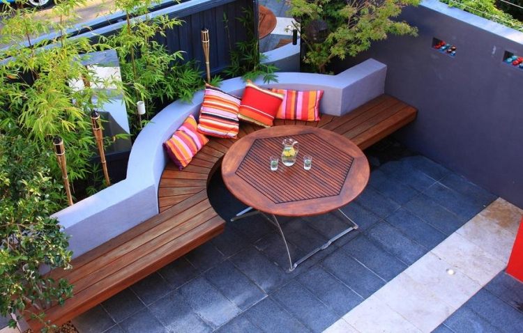 Idéer för terrassdesign-bilder-runt-trä-matbord-halvcirkelformat-trä-trädgård bänk-tegel-upphöjda-sängar-bambu växter