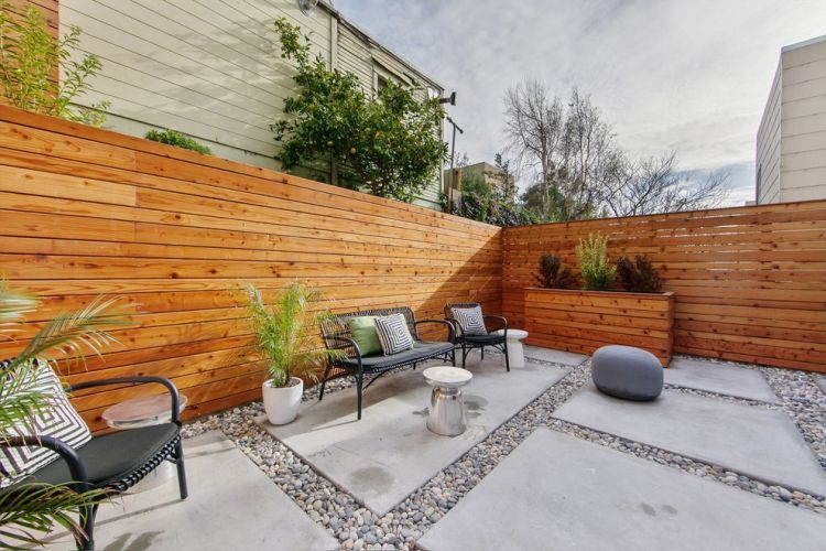 Idéer för terrassdesignbilder-trä-sekretessstängsel-betongplattor-dekorativt grus