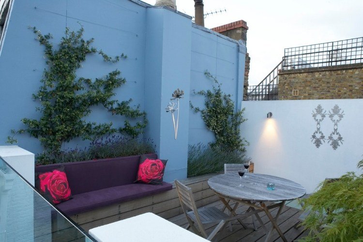 idéer-terrass-design-bilder-träbänk-lavendelhöjda sängar-klätterväxter