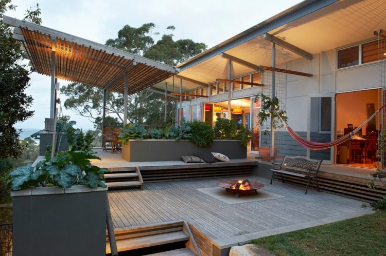idéer-terrass-design-bilder-eld-skål-hängmatta-olika nivåer