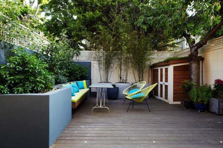 idéer-terrass-design-bilder-tegel-upphöjda-sängar-bänk-grön-blå-accenter