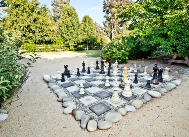 schackbräda trädgårdsform grusplattor figurer