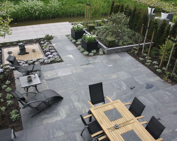terrass designidéer-grå golvplattor trämöbler