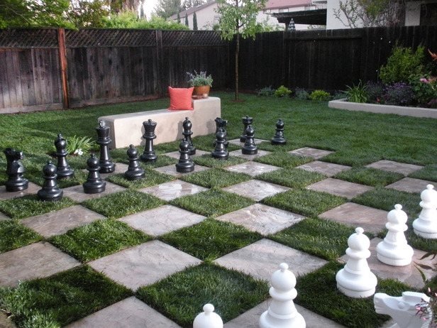 terrass design-gräs flaggstenar schackbräda trädgård
