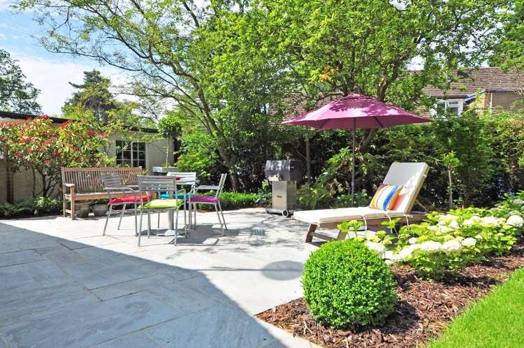 Terrassdesign-betongplattor-aluminium-terrassmöbler-trä-solstol-parasollbänk