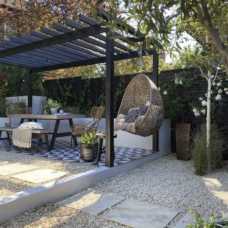 Designa en modern terrass i trädgården med matplats och hängstol