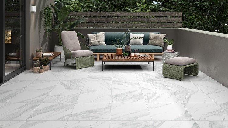 Gör terrassen elegant och modern med marmorplattor