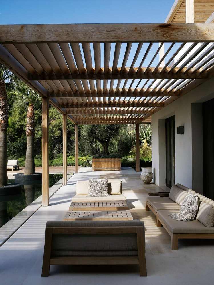 Terrassdesign elegant och modern med tak och möbler i jordnära färger