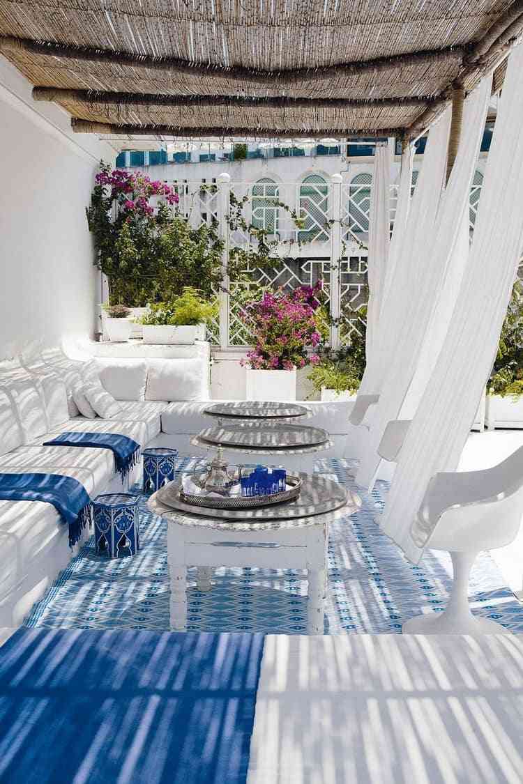 Semesterstämning på terrassen med vita möbler och blå detaljer