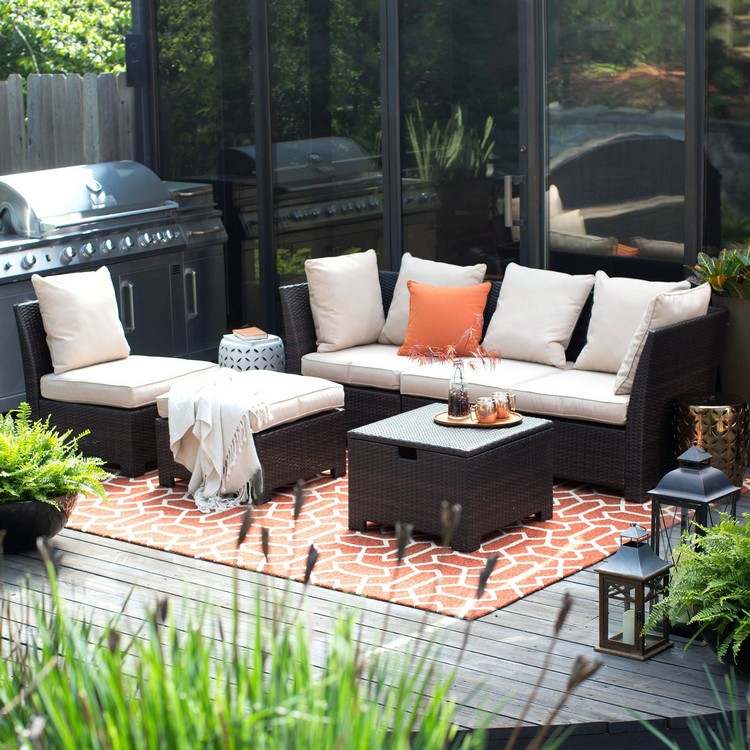 Designa terrassen med en grillplats och en lounge