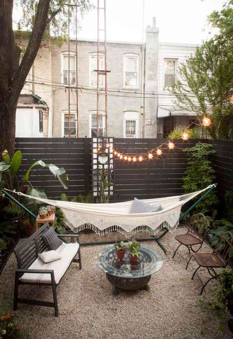 Designa en terrass i stadsträdgården med minilounge och hängmatta