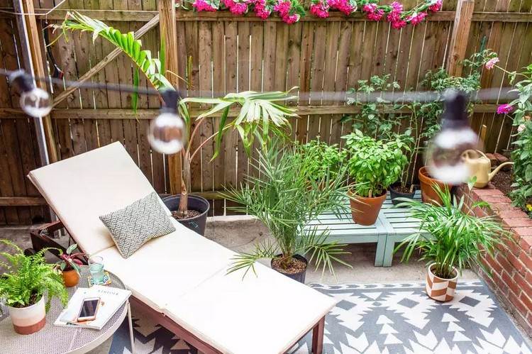 Solstol på terrassen som relaxavdelning