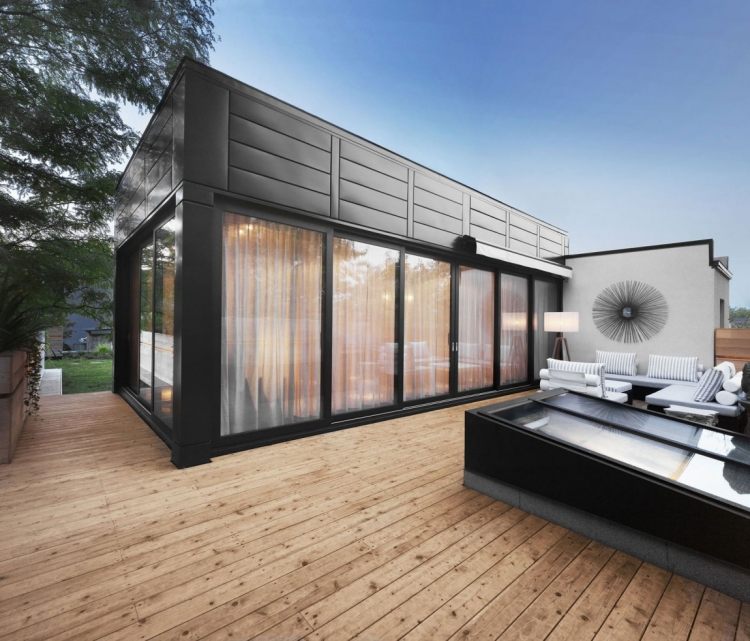 terrass design-inredning-modern-arkitektur-trägolv-terrass-dörrar-svart-vita-trädgårdsmöbler