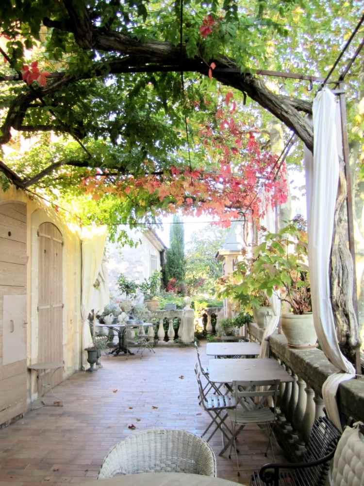 Terrassdesign-romantisk-shabby-chic-stil-vita-klättrande växter-skugga