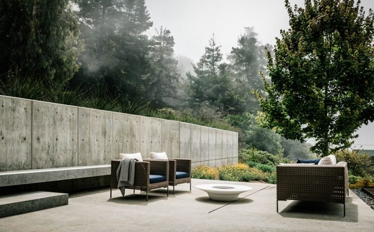 terrass-plattor-betong-vägg-minimalistisk-lounge-möbler-öppen spis-vit