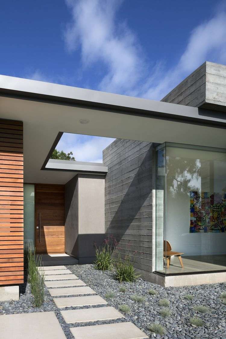 terrass-platta-betong-minimalistisk-småsten-grå-väg-passiv-hus