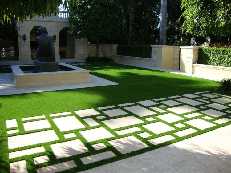 terrass-plattor-gjorda av betong-asymmetriska-konstgjorda-gräs-fogar-idé-medelhavs-modern-trädgård