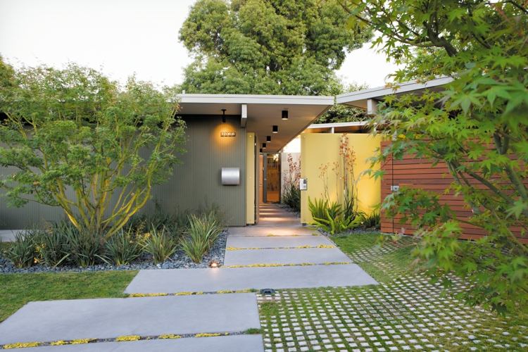 Terrass-plattor-betong-stor-front trädgård-deco-träd-entré