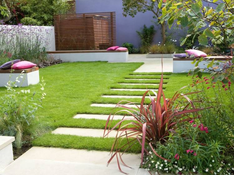 Terrass-plattor-betong-vackra-trädgård-bänkar-gräsmatta-träd-kasta kuddar