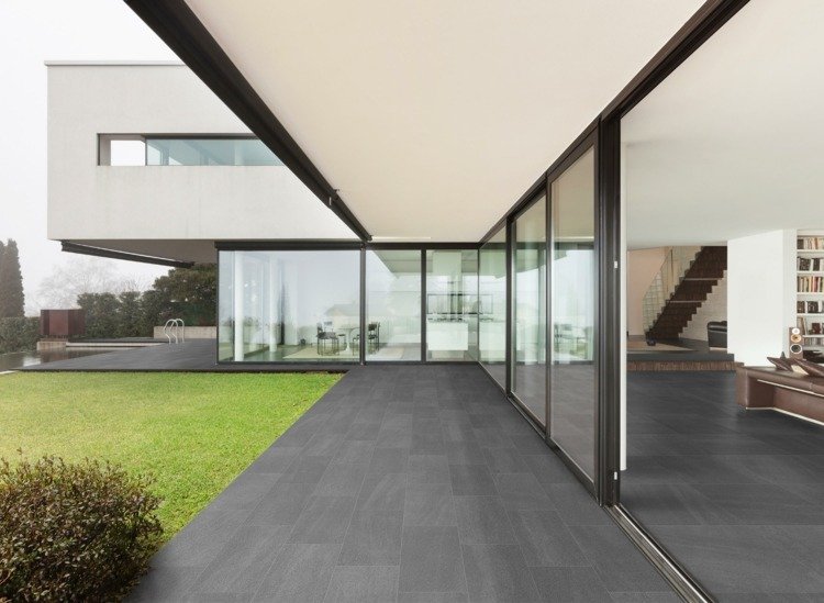 terrassplattor av natursten basalt-attraktiv-mörk-grå-modern-exteriör