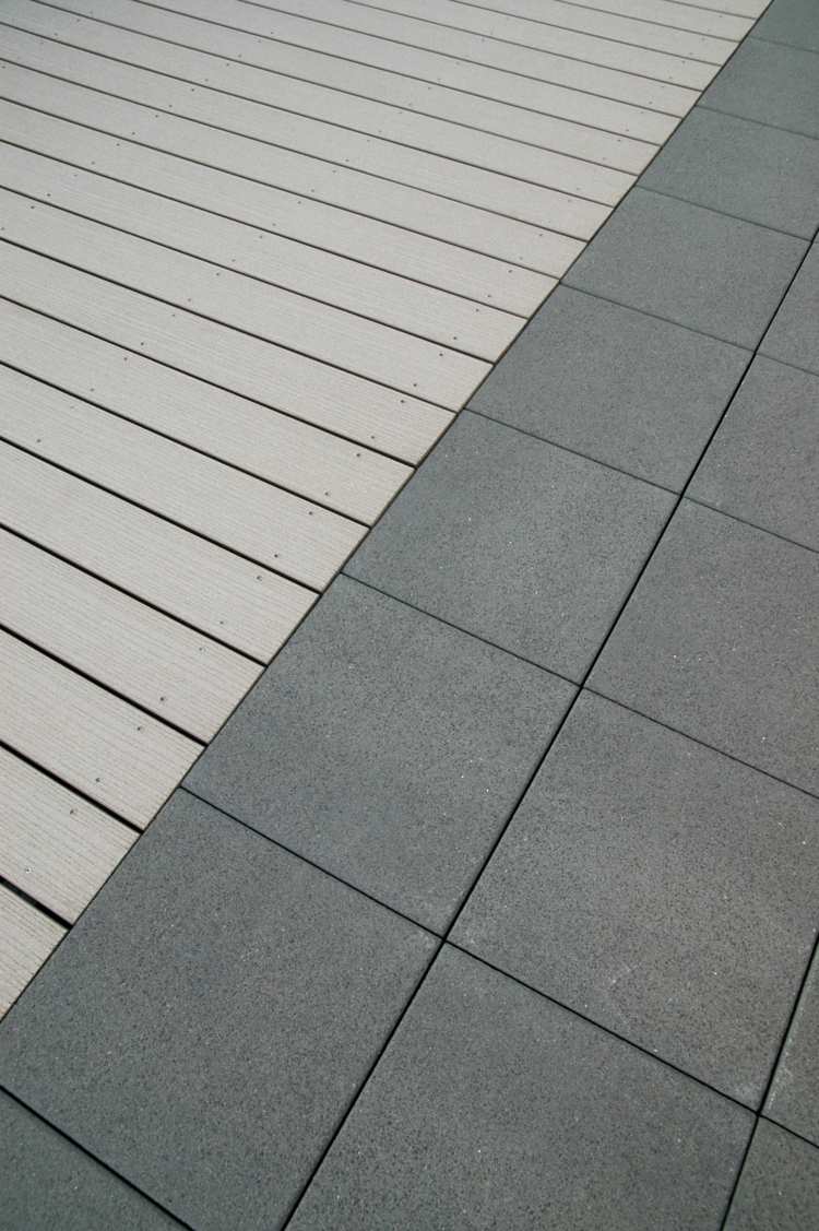 terrass-plattor-natursten-basalt-grå-trä-vit-exteriör-design-idéer