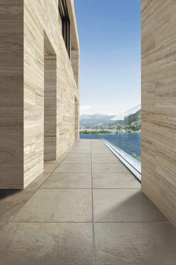 terrass-plattor-natursten-modern-travertin-beige-grå-räcke-glas
