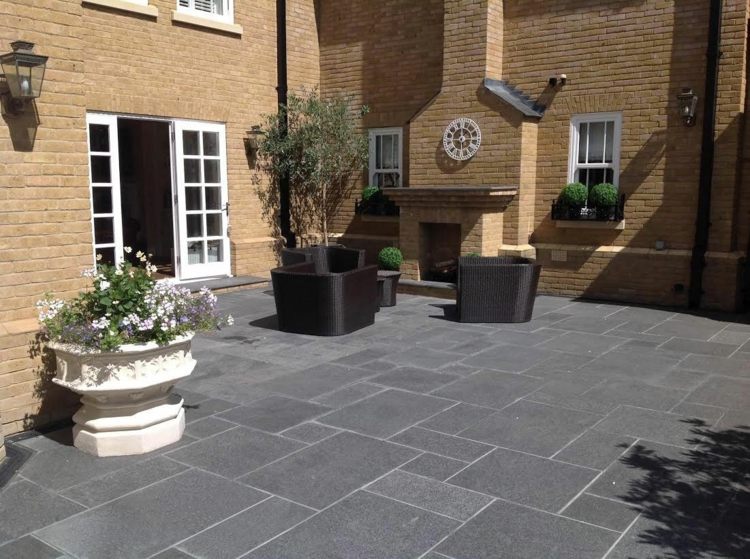 terrassplattor av natursten granit-mörkgrå-design-modern-trädgårdsmöbler