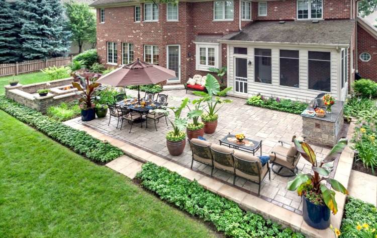 Använd terrassplattor som kant i kombination med växter